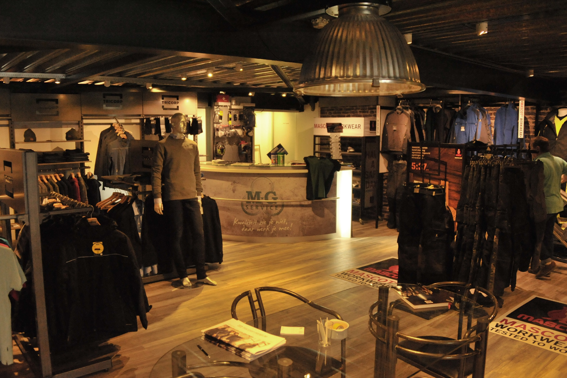 Shop-in-shop kledingafdeling van MG Service te Nistelrode